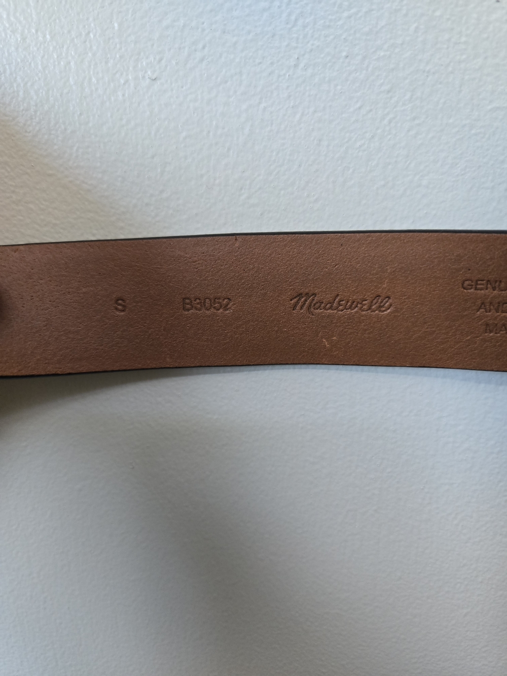 Classic Women's Brown Leather Belt with Brass Buckle - Picture 4 of 4